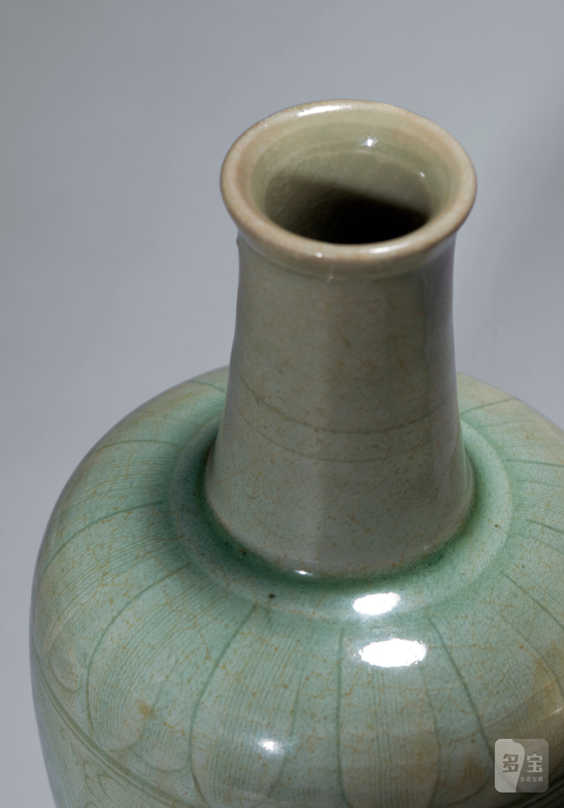 明代 龙泉窑青釉刻划缠枝花卉莲纹瓶一对 - 图4